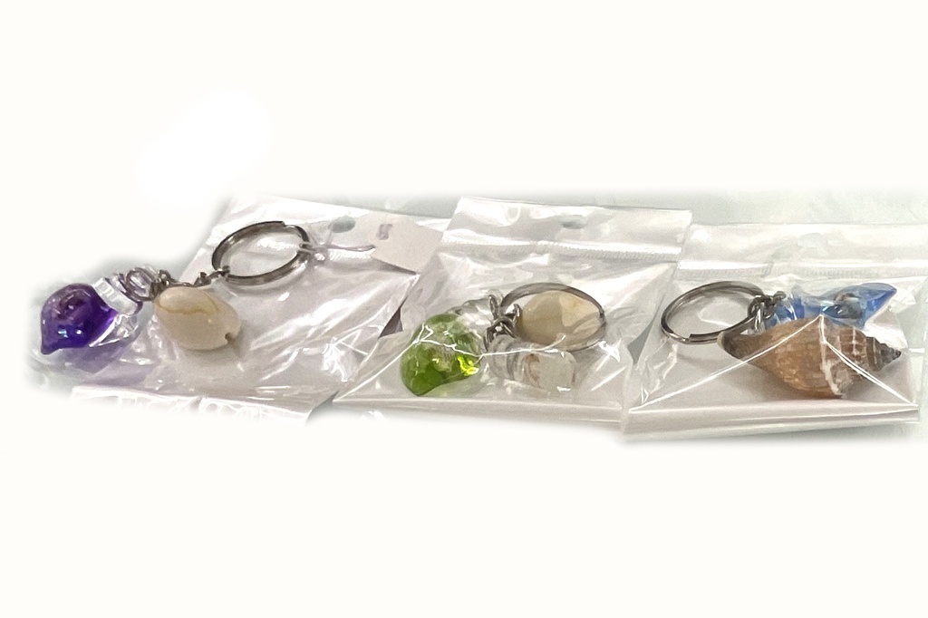 PORTACHIAVI C/PENDENTE CONCHIGLIA E PLASTICA 