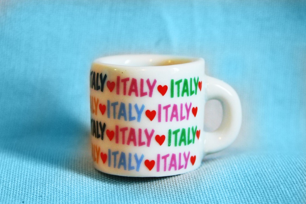 TAZZINA CER. MAGNETE C/SCATOLA "I LOVE ITALY" 