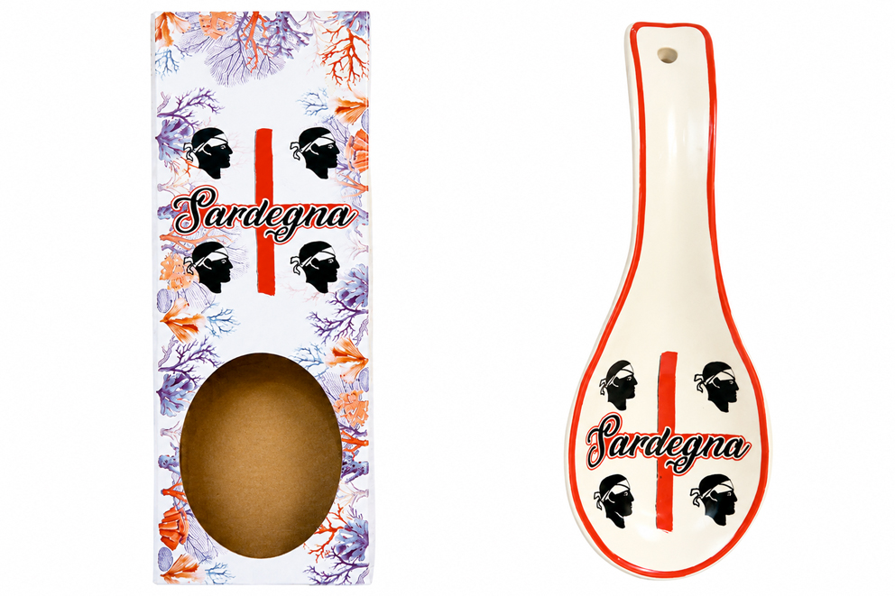 POGGIAMESTOLO CERAMICA 26CM CON DECALCO SARDEGNA 4 MORI E BOX CON FINESTRA