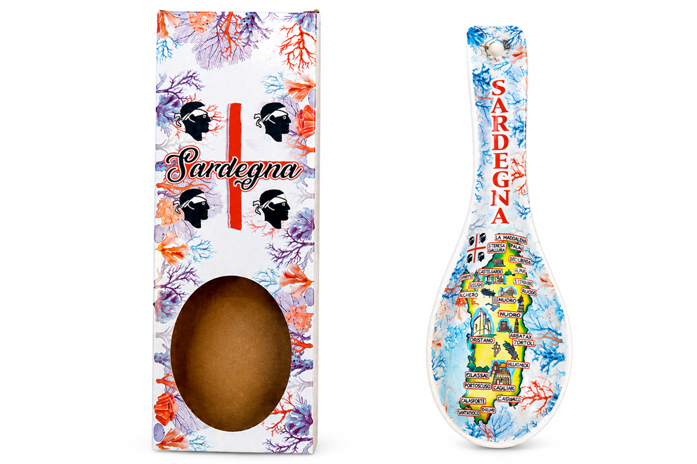 POGGIAMESTOLO CERAMICA 26CM CON DECALCO SARDEGNA MAPPA E BOX CON FINESTRA
