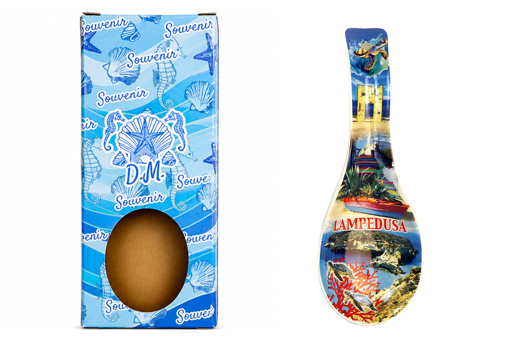 POGGIAMESTOLO CERAMICA 26CM CON DECALCO LAMPEDUSA E BOX CON FINESTRA